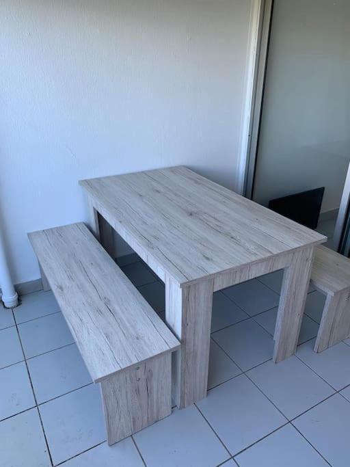 Petit Prix Et Grand Confort A Saint Gilles Les Bains Exterior photo