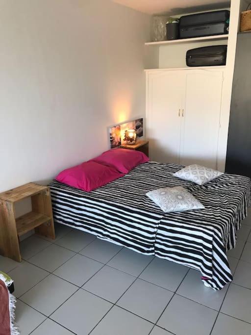 Petit Prix Et Grand Confort A Saint Gilles Les Bains Exterior photo